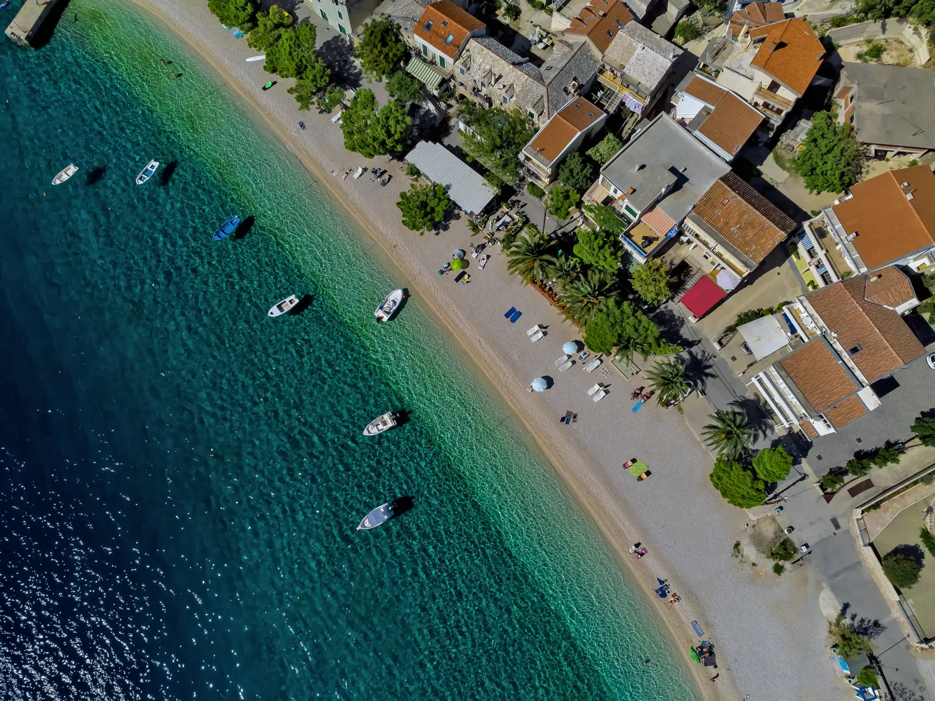 Luftaufnahme vom klaren Adriatischen Meer und dem Strand in Bratus