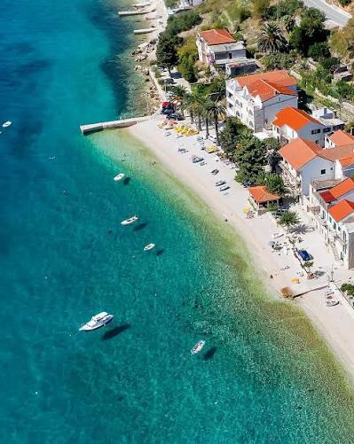 Vertical view of Bratus beach and boats